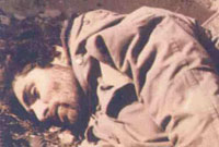 رو به قبله ايستاد و « گرا» داد