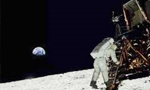 فرود آمدن اولين سفينه فضايي بدون سرنشين بر سطح ماه (1966م)