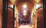 اصناف و کسبه بازار اصفهان به مناسبت وقایع اخیر در قم و مشهد مغازه های خود را تعطیل کردند(1356ش)