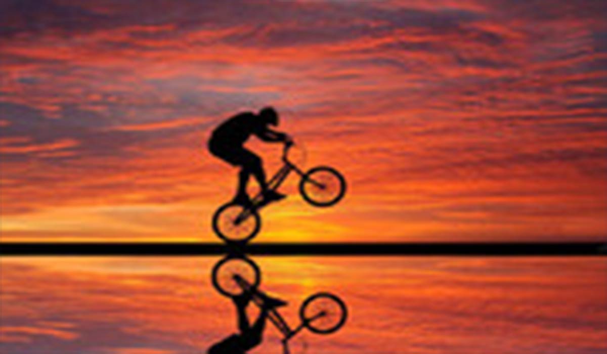 دوچرخه‌سوار شجاع بر روی یک پل!
