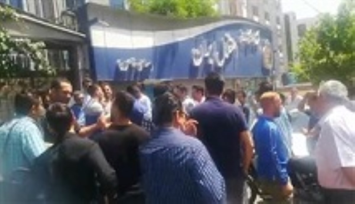 تجمع هواداران استقلال مقابل دفتر باشگاه