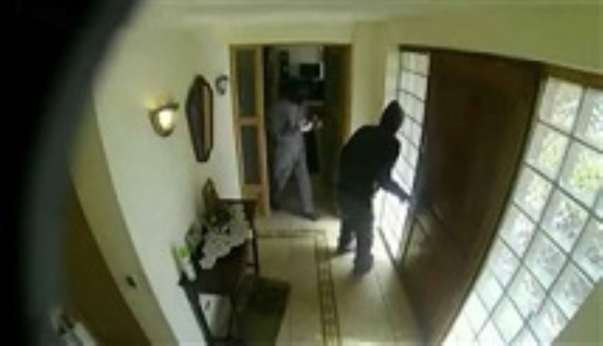 لحظه ورود دزدان به منزل ایسکو و زیدان