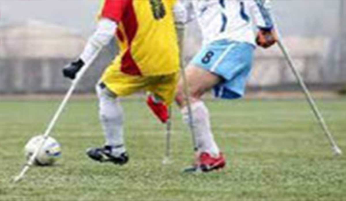 مهارت حیرت‌انگیز پسر  فوتبالیست با یک پا