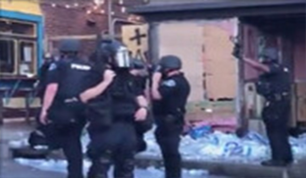 رفتار وحشیانه پلیس نیویورک با معترض 75 ساله