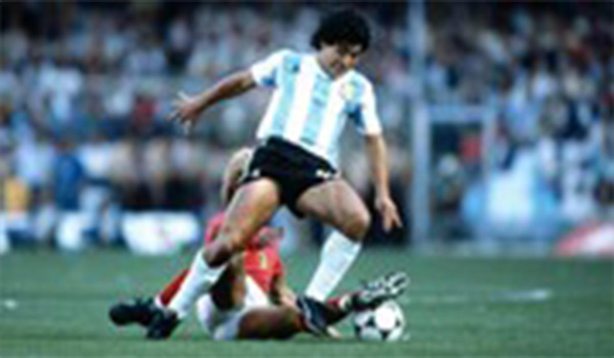 درگیری سخت مارادونا به صورت بازیکنان بیلبائو در سال ۱۹۸۳