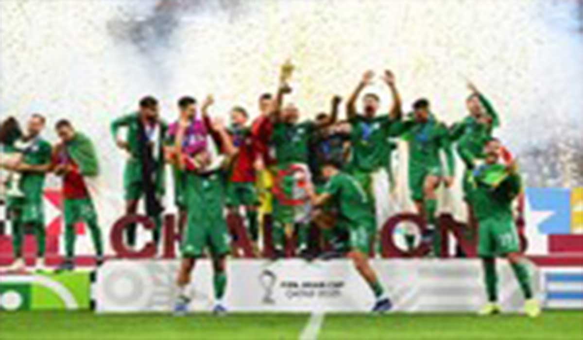 جشن هواداران تیم الجزایر با بیل مکانیکی