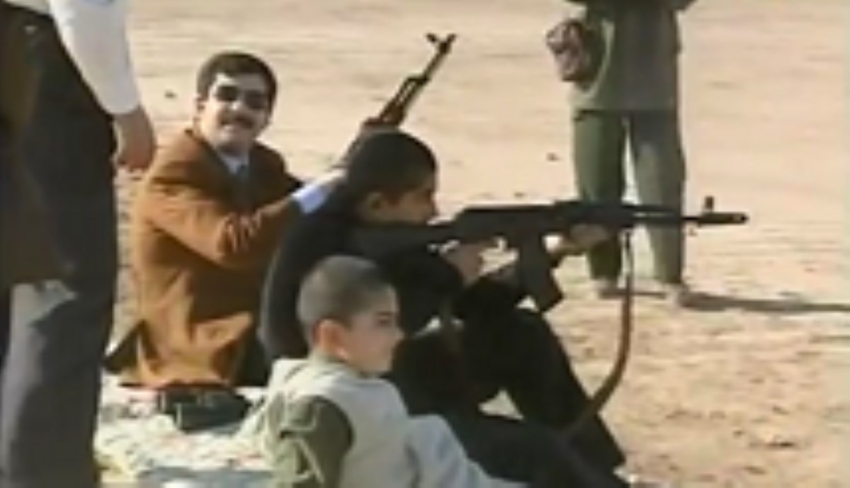 آموزش تیراندازی به نوه‌های صدام حسین برای مقابله با آمریکا!