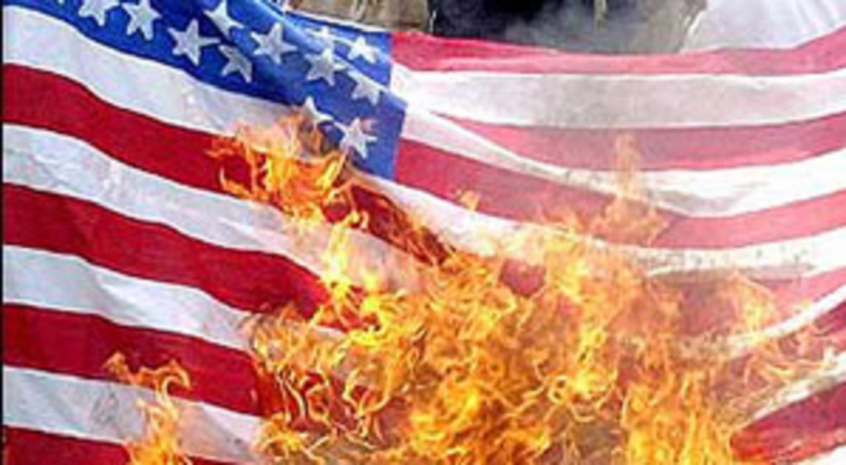 آتش زدن پرچم آمریکا و اسرائیل توسط معتضران عراقی