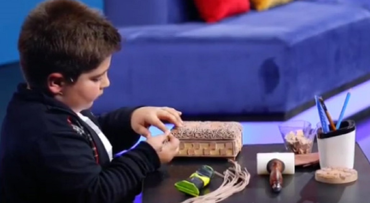 کودک ۸ ساله ایرانی، افتخار هنر معرق در برنامه اعجوبه‌ها