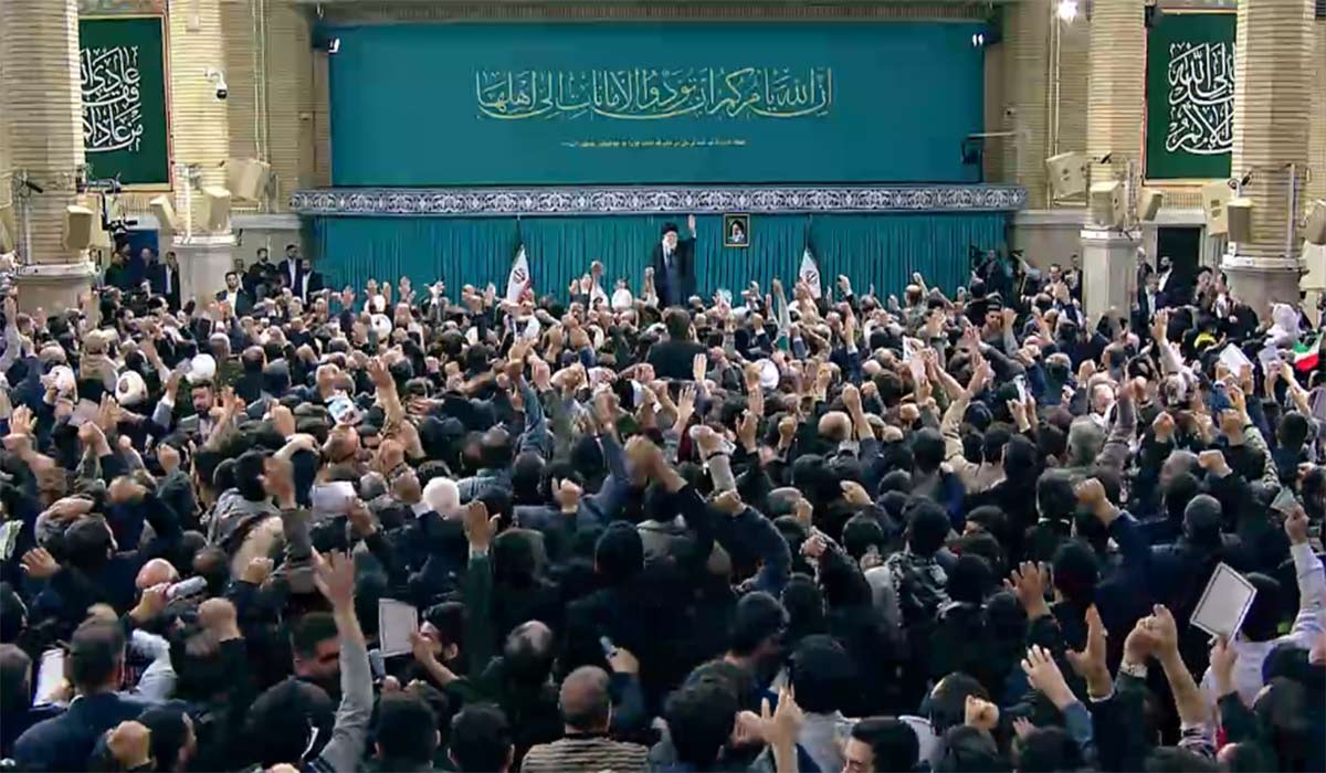 ورود رهبر انقلاب اسلامی به حسینیه امام خمینی و آغاز دیدار مردم آذربایجان شرقی