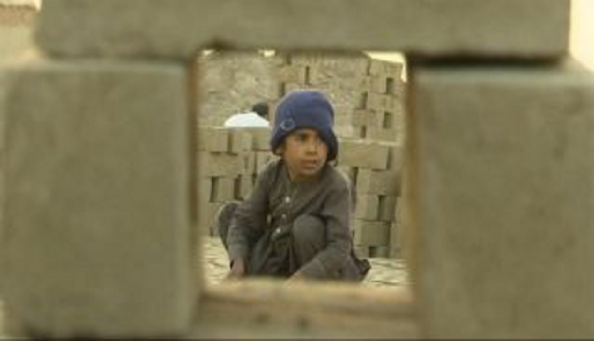 کار کودکان افغانستان در کارگاه آجرسازی