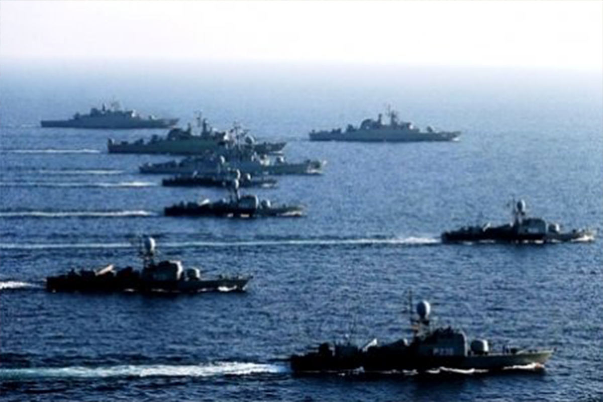 رژه نیرو‌های مسلح هوایی و دریائی در بندرعباس