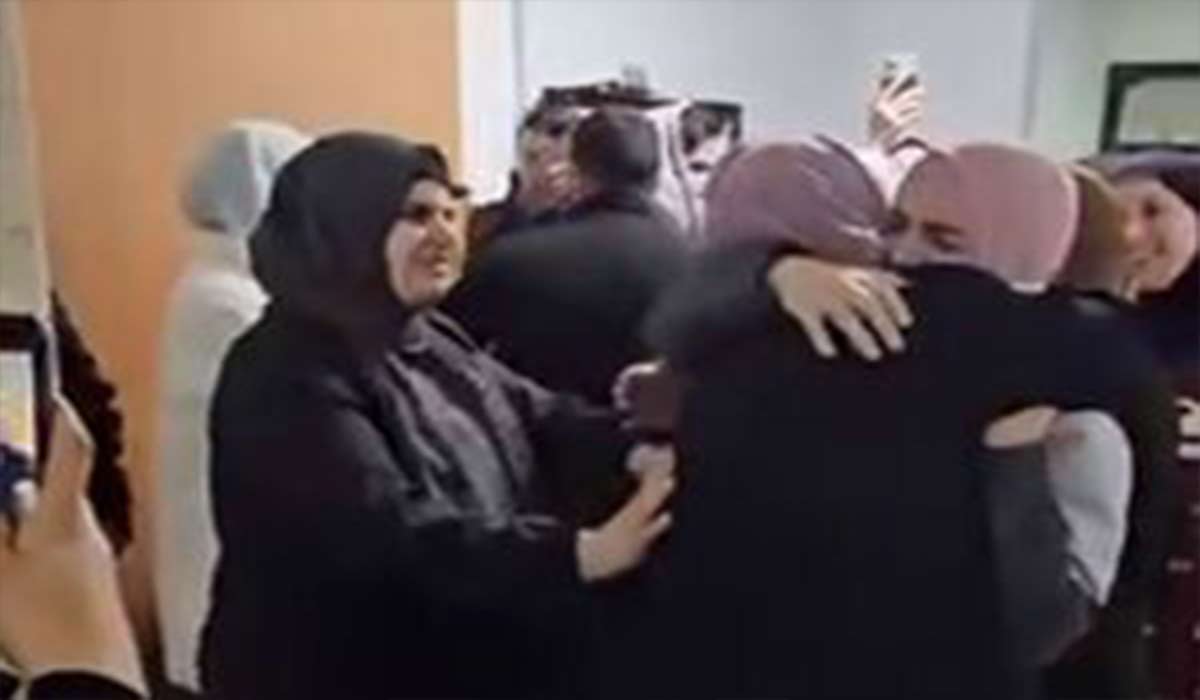 استقبال گرم یک مادر فلسطینی از دختر آزاده‌اش