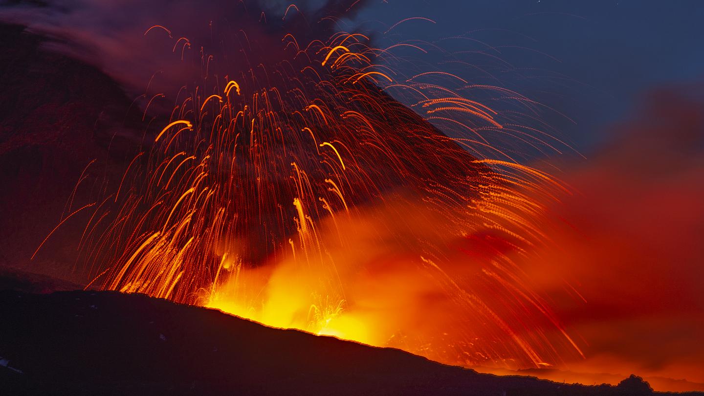 تصاویری از فوران آتشفشان اتنا در سیسیل ایتالیا