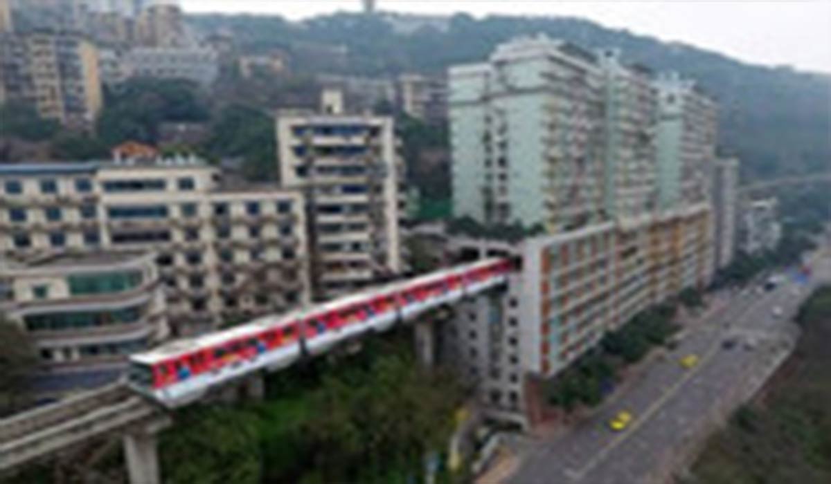 عبور قطار از داخل یک ساختمان ۱۹ طبقه در کشور چین!
