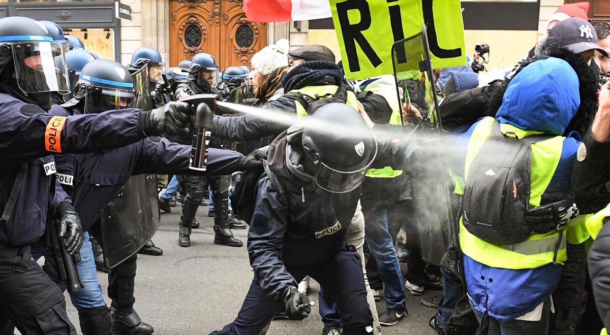 گاز اشک‌آور در چشم پلیس فرانسه