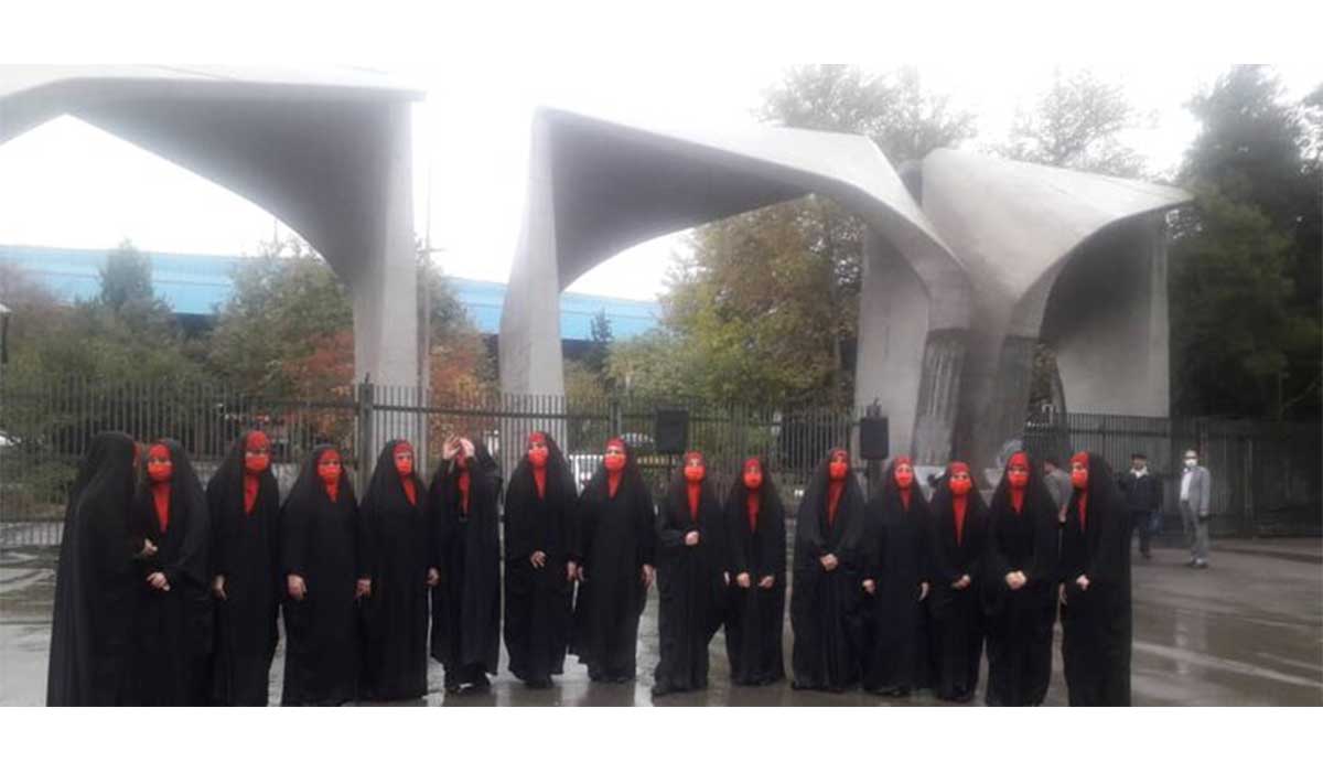 اجرای سرود گروه بنات الحیدر روبروی دانشگاه تهران