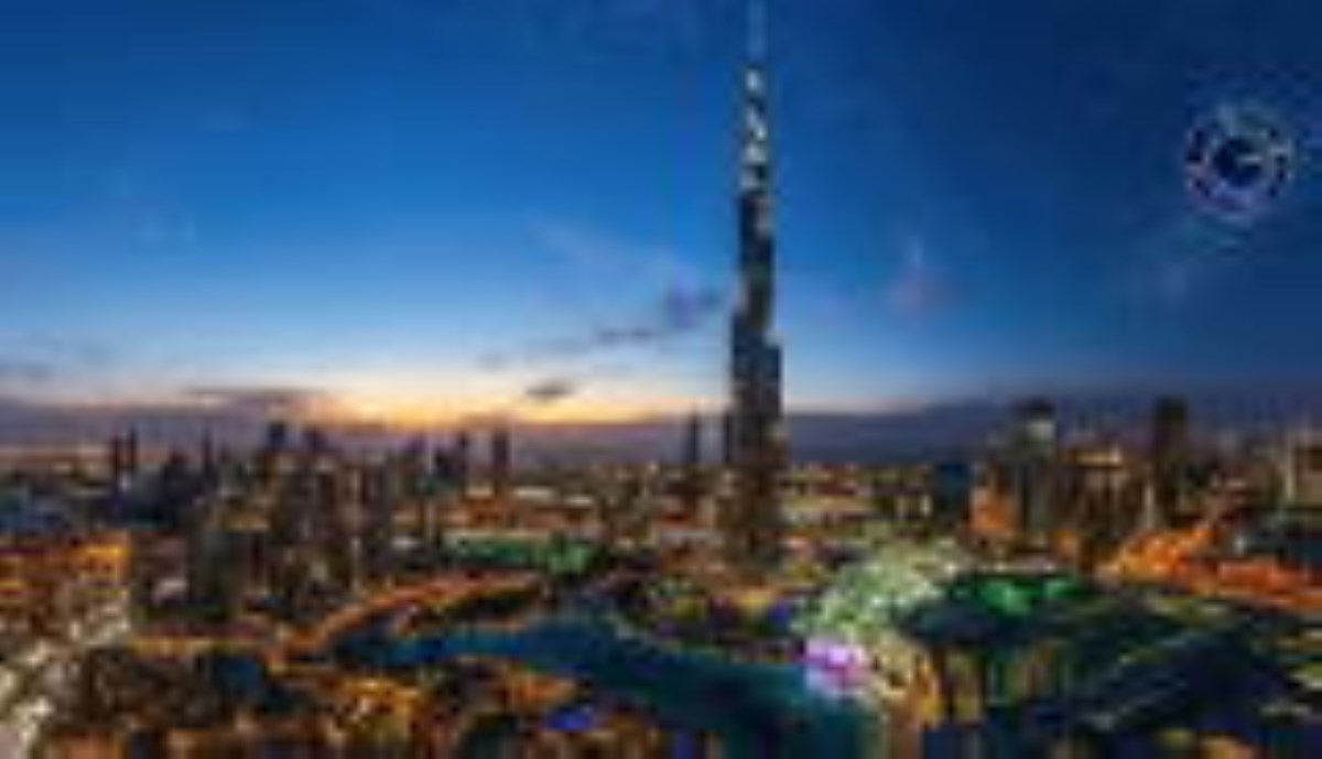 لحظه هولناک برخورد صاعقه با برج خلیفه در دبی