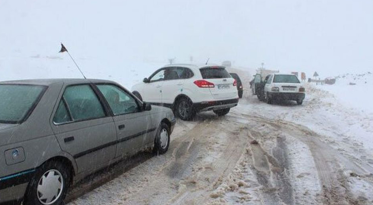 گرفتاری خودروهای مسیر گیلان در برف
