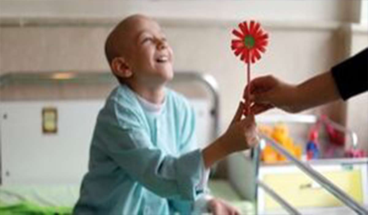 ماجرای هنرمندی که لباس دلقک‌ها را پوشید تا کودکان سرطانی را بخنداند