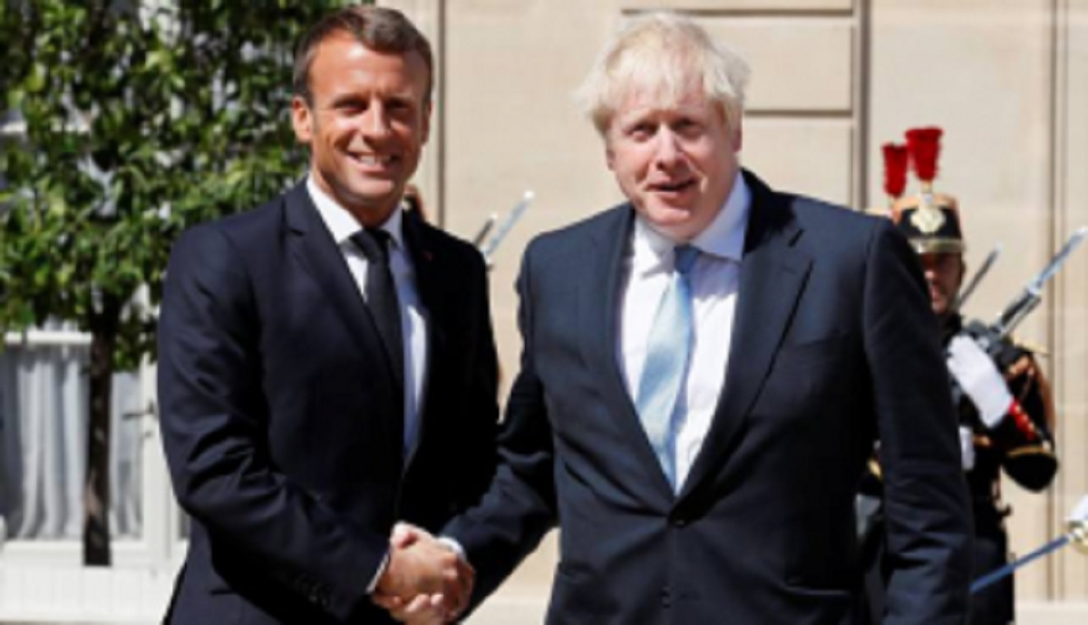 حرکت عجیب نخست وزیر بریتانیا هنگام دیدار با رئیس جمهور فرانسه