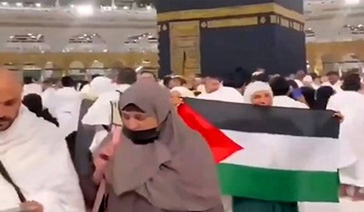 جلوگیری افسران پلیس سعودی از عکس گرفتن یک زن با پرچم فلسطین مقابل کعبه