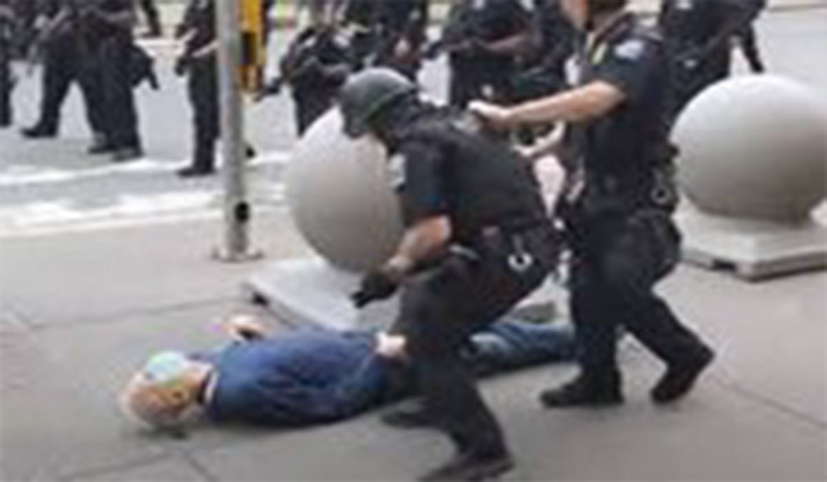 رفتار وحشیانه پلیس فرانسه با یک پیرمرد معترض در پاریس