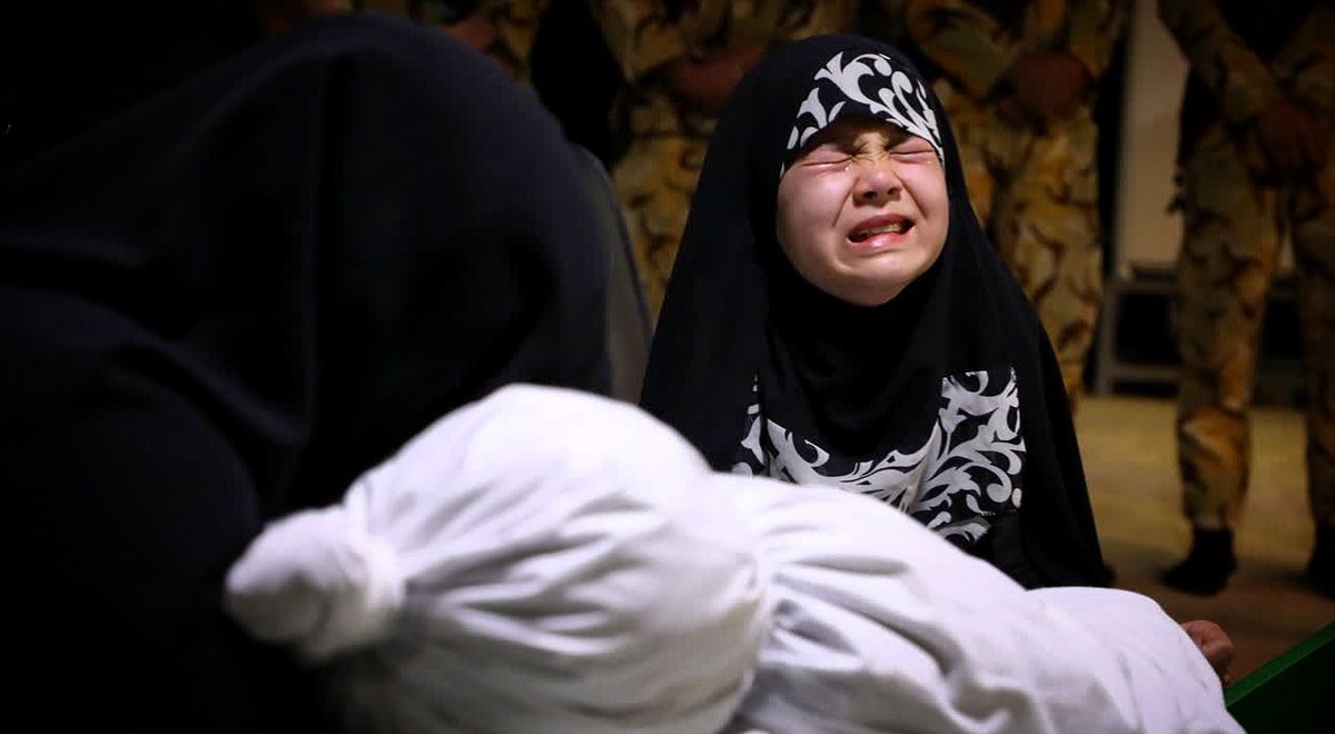 بی‌تابی و گریه‌های دختر شهید ؛ تشییع پیکر پدر و مادر در غزه