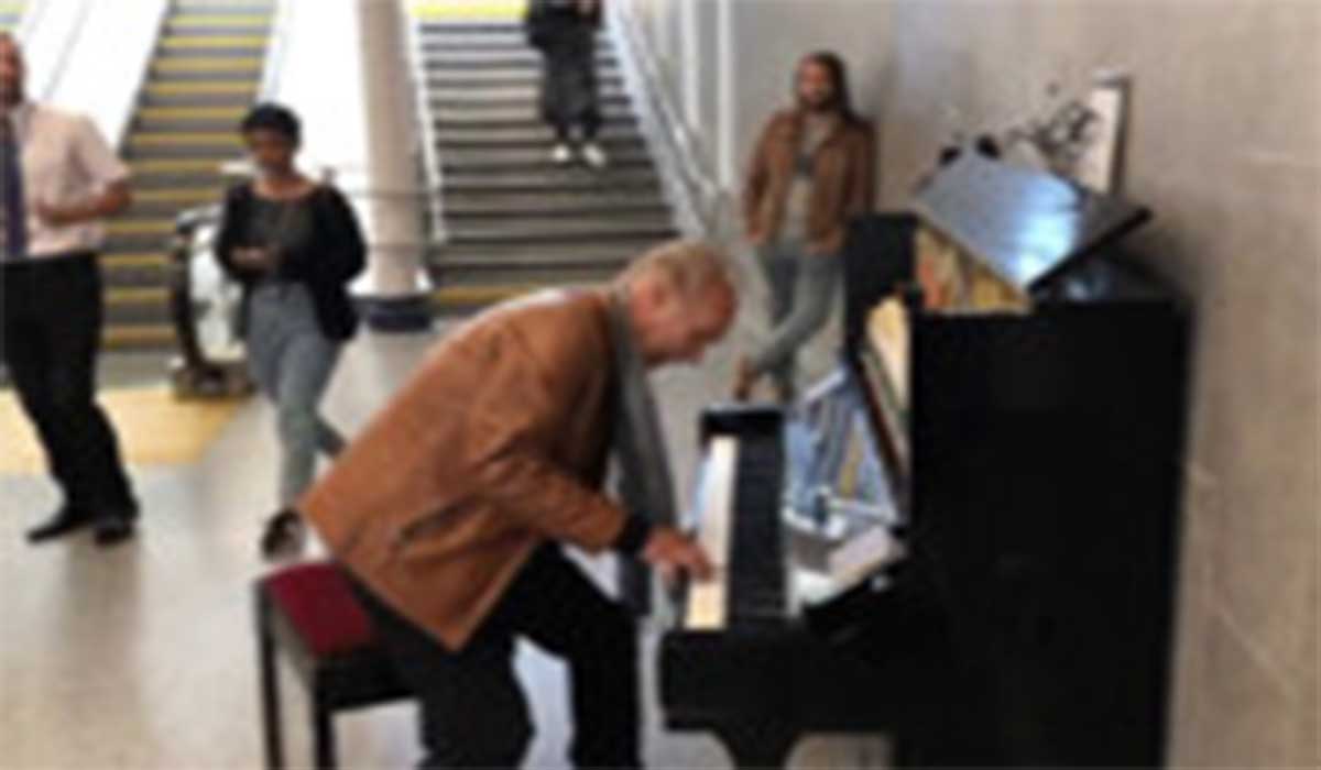 نوازندگی خواننده ۷۷ ساله انگلیسی در ایستگاه مترو لندن