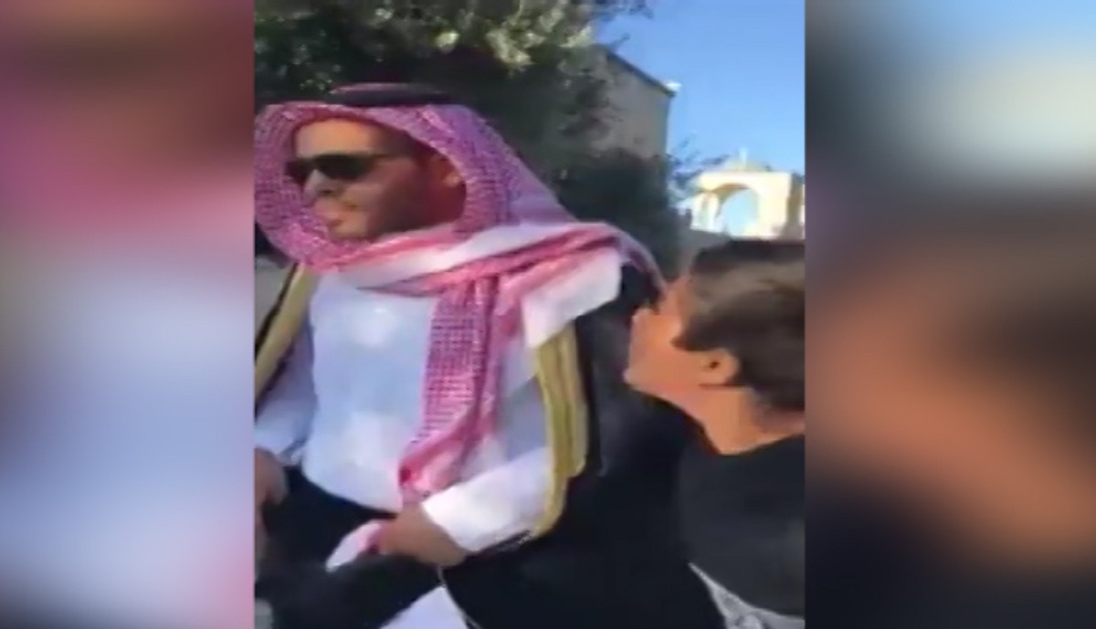 بیرون انداختن وبلاگ نویس عربستانی از مسجد الاقصی با آب دهان