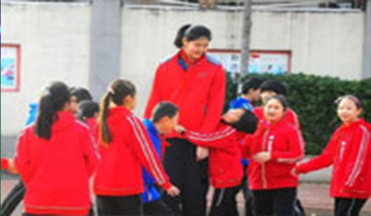 قد عجیب دختر 14 ساله بسکتبالیست چینی