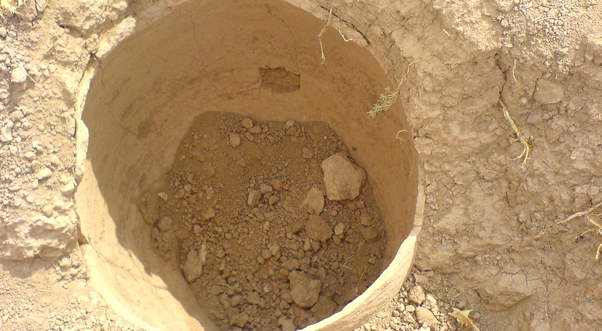 کشف خمره بزرگ اشکانیان و چاه سنگی ساسانیان در تپه اشرف اصفهان