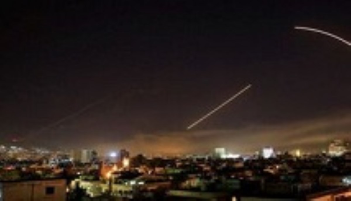 لحظه انهدام موشک اسرائیلی در آسمان دمشق