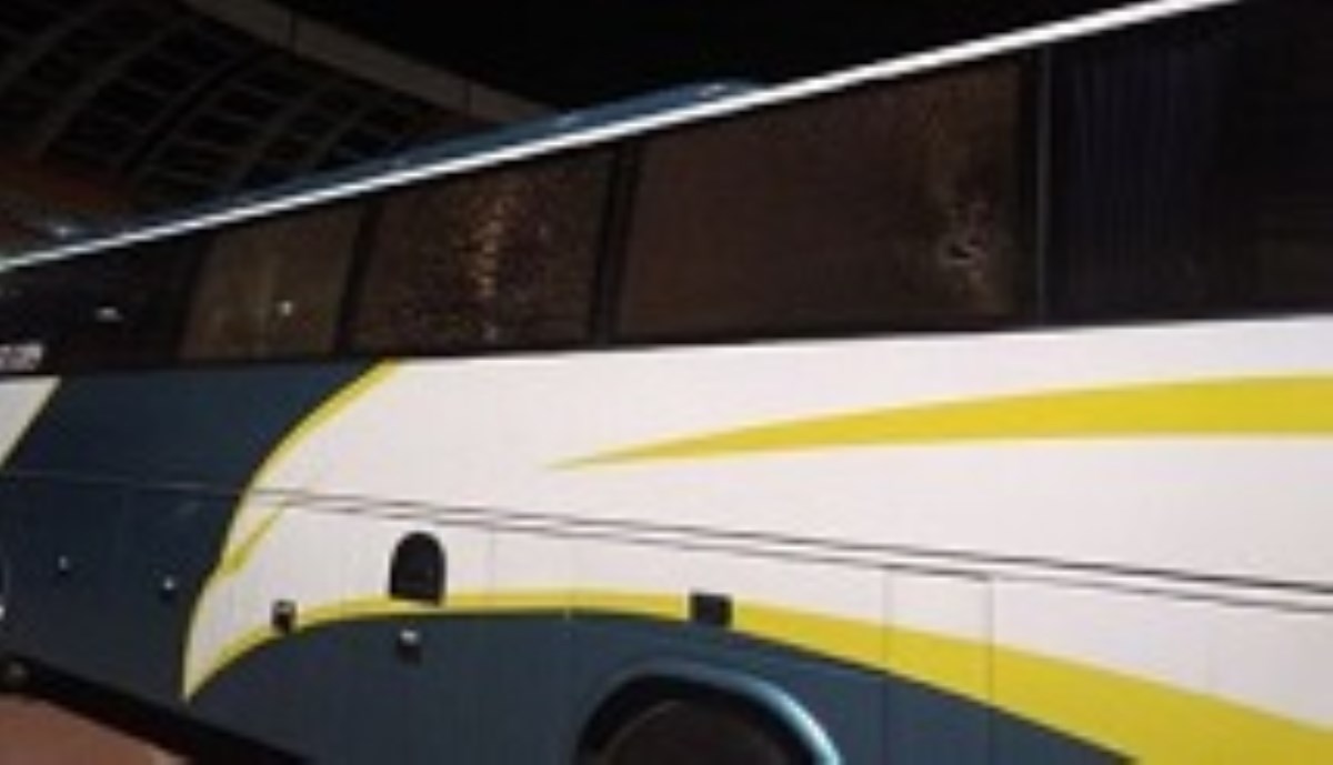 حمله هواداران سپاهان به اتوبوس پرسپولیس
