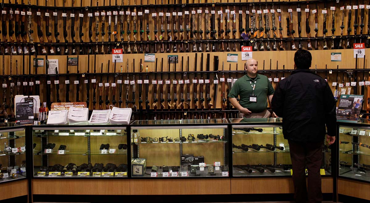 آمریکایی‌ها مقابل اسلحه فروشی‌ها هم صف کشیدند