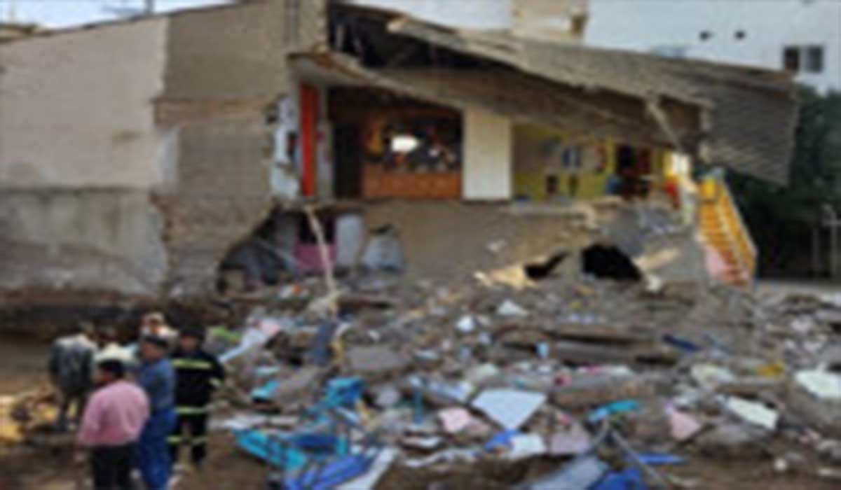 نجات دانش آموزان از زیر آوار مدرسه در علی آباد کتول
