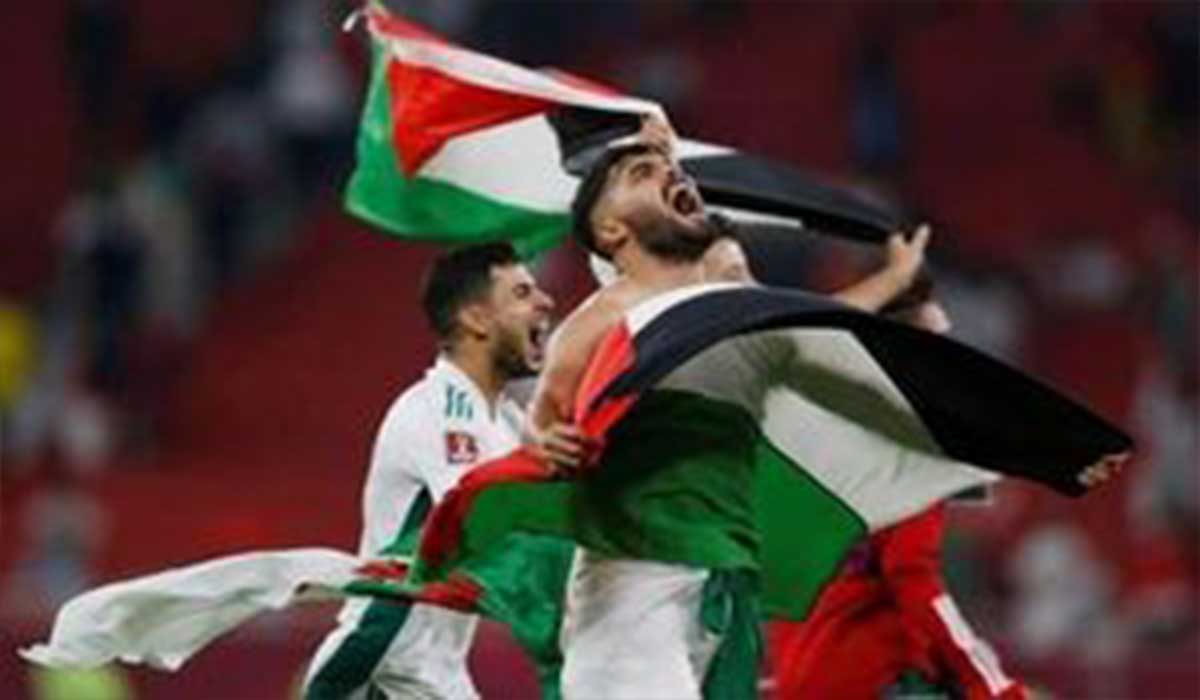 شادی تیم فوتبال الجزایر با پرچم فلسطین