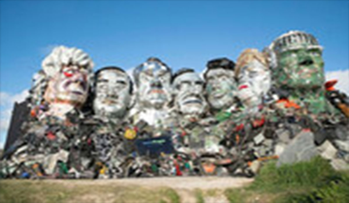 مجسمه زباله ای سران G7
