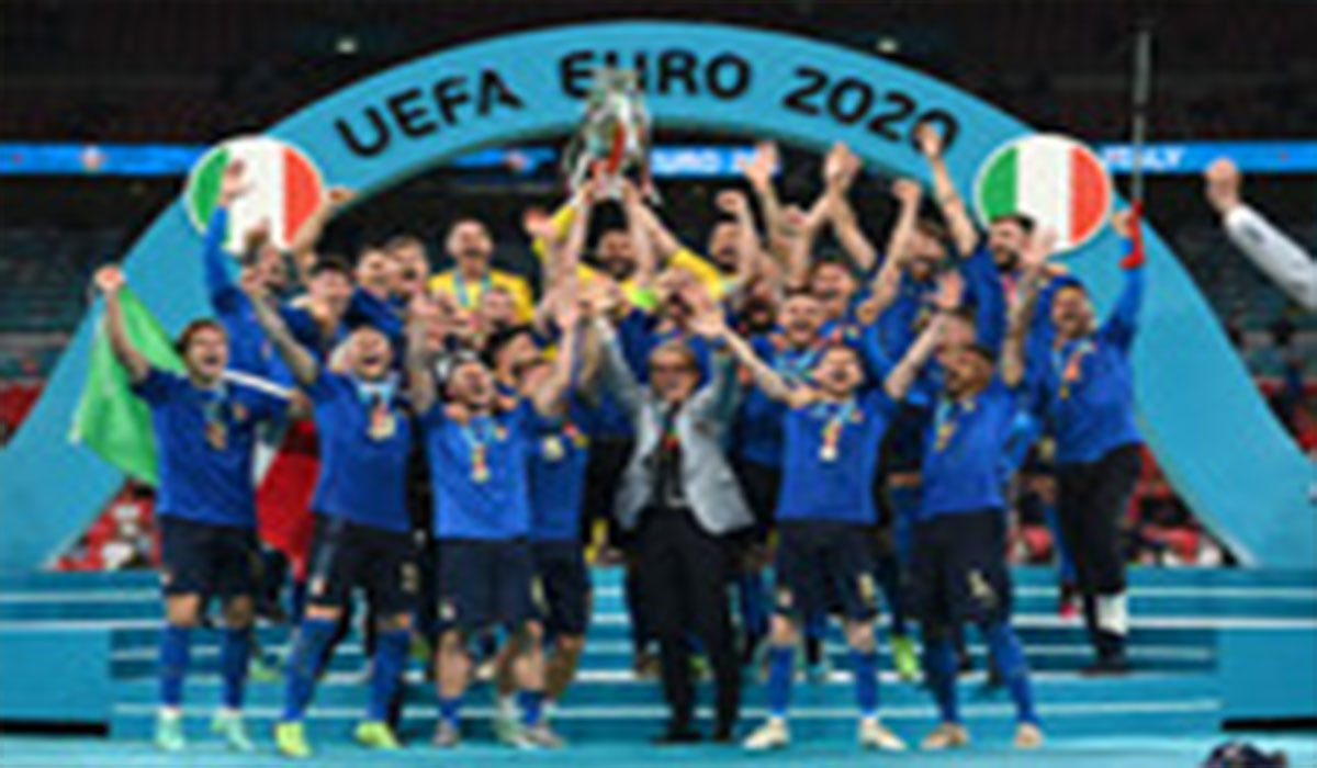 جام قهرمانی بالای سر ایتالیایی‌ها