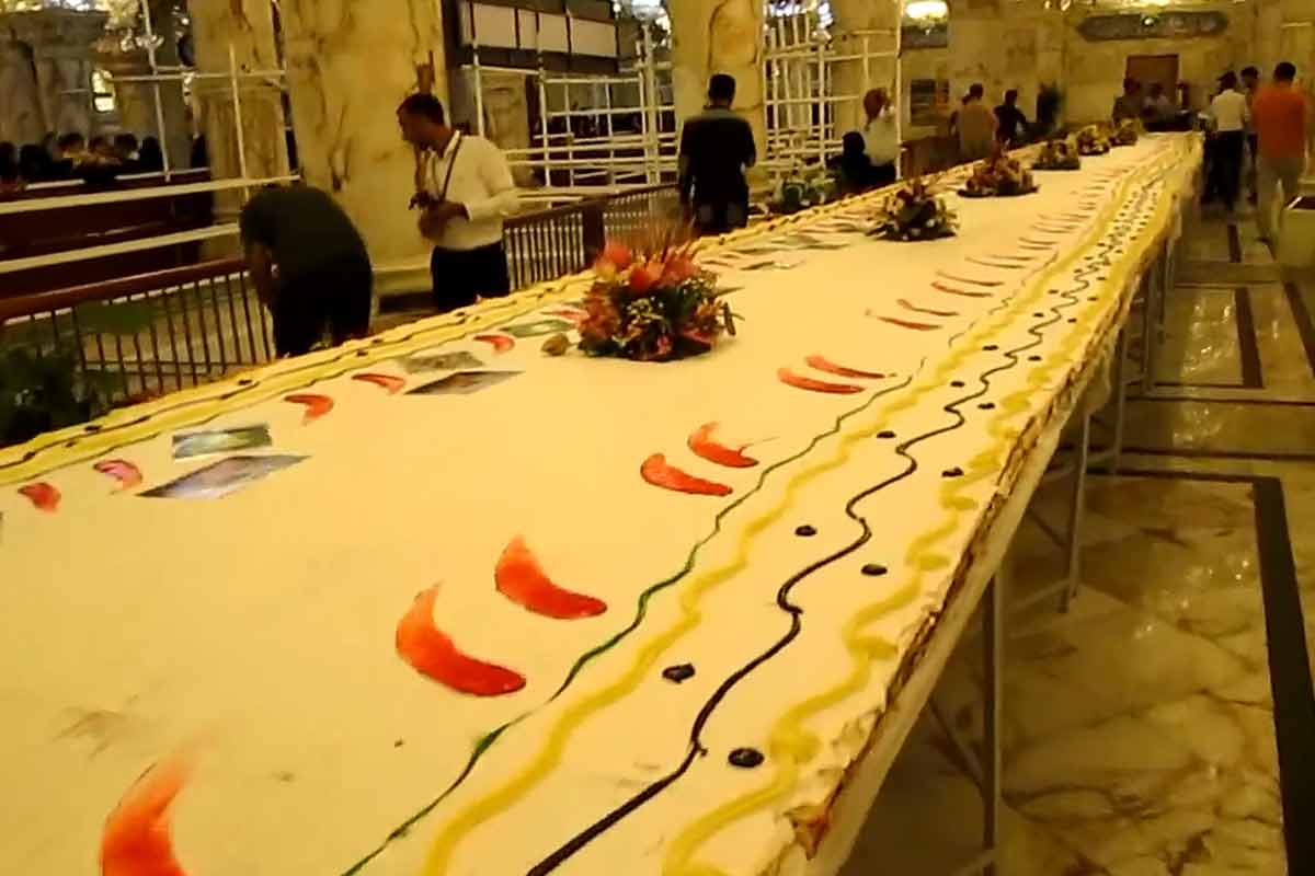 آماده‌سازی کیک غدیر در حرم امام علی(ع)