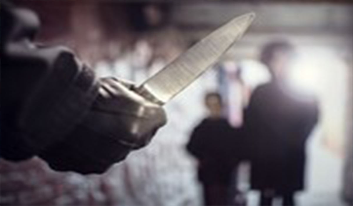 حمله وحشیانه نوجوان ۱۳ ساله به یک معلم با ضربات چاقو