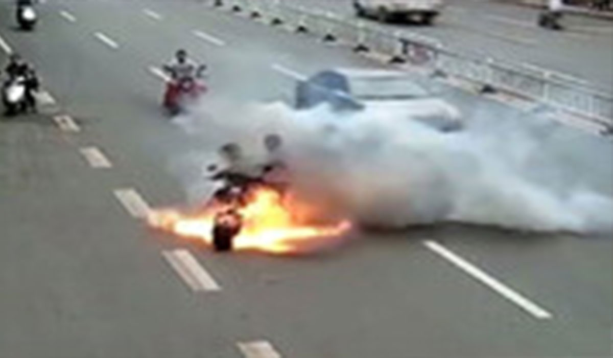 انفجار ناگهانی موتورسیکلت وسط خیابان!