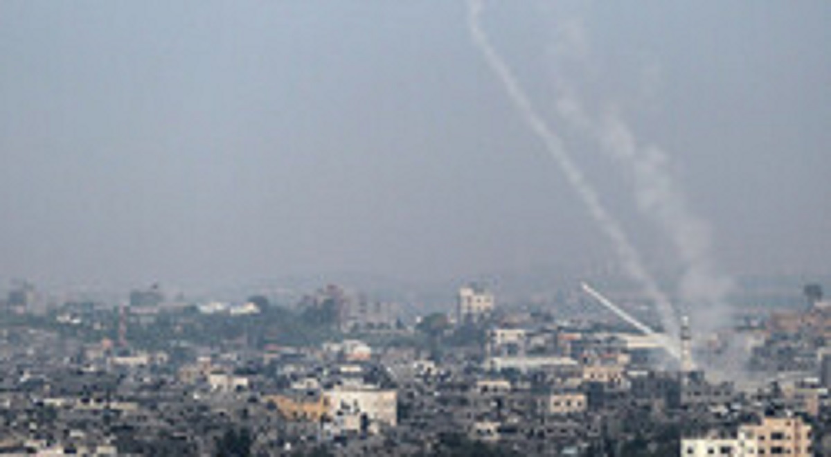 لحظه برخورد راکتی از غزه به یک بزرگراه در مرکز فلسطین اشغالی