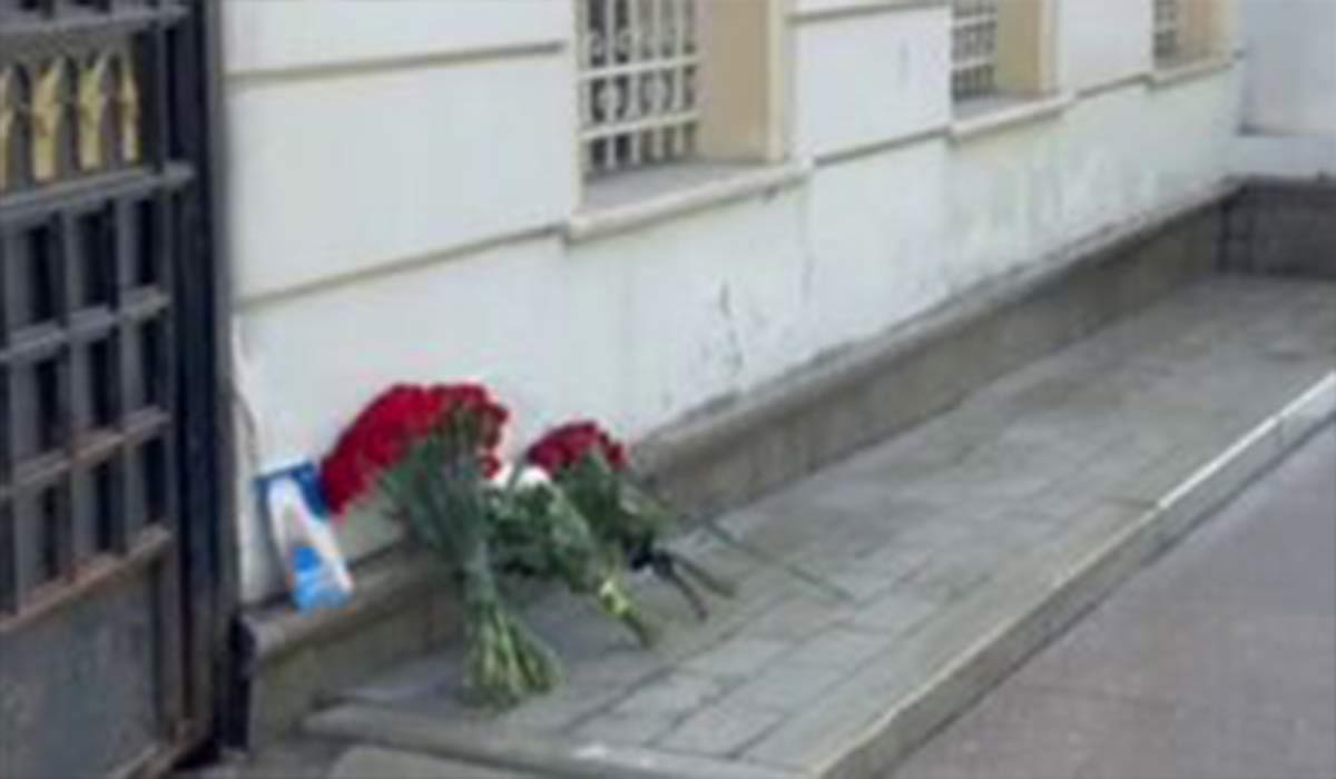 ادای احترام مردم روسیه به شهدای سقوط بالگرد رئیس‌جمهور