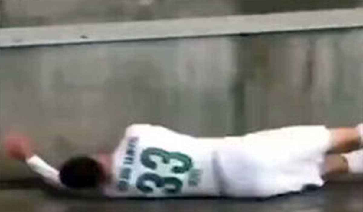 بیهوش شدن بازیکن فوتبال در اثر برخورد با تابلو تبلیغاتی