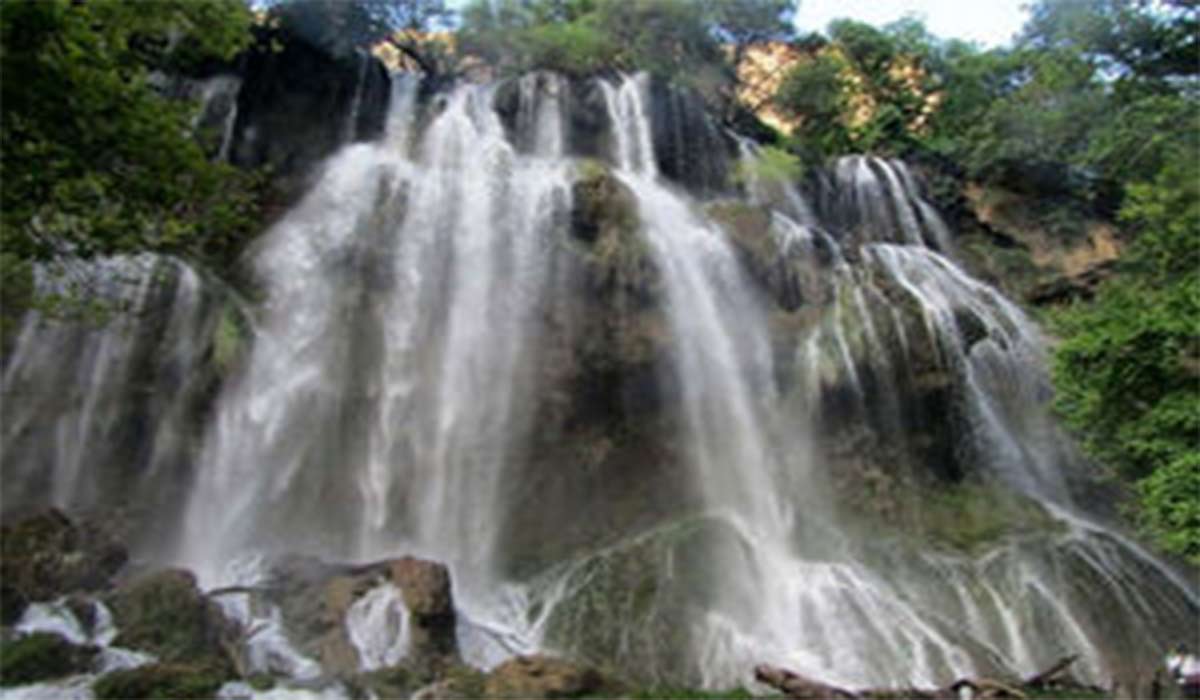 نمایی دیدنی از آبشار زرد لیمه