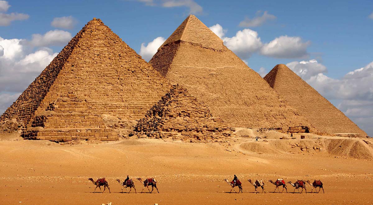 نمایی زیبا از اهرام سه گانه مصر