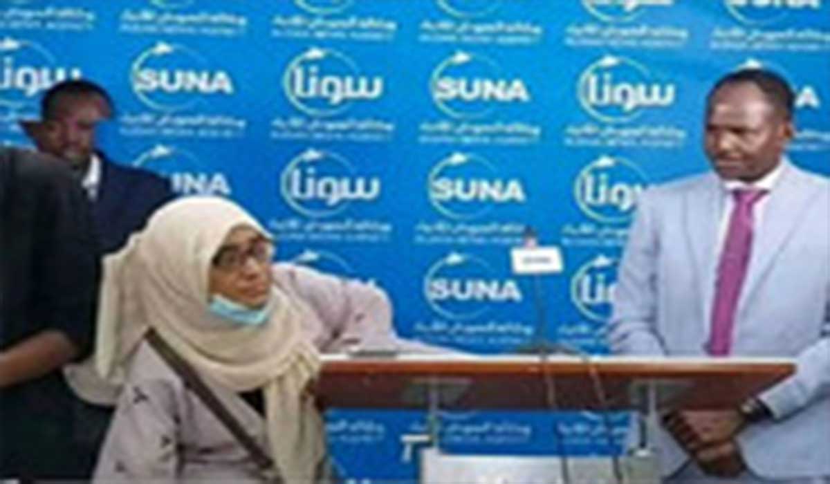 پرتاب لنگه کفش توسط یک خبرنگار به سمت سیاستمدار سودانی