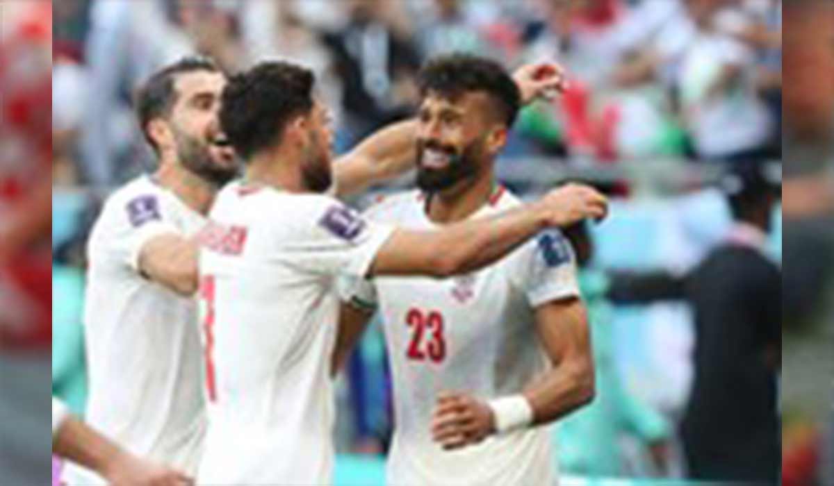 تشویق بازیکنان تیم ملی توسط هواداران پس از حذف تلخ از جام جهانی