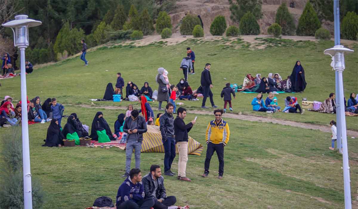 التماس‌ پرستار بخش کرونا به مردم بی خیال در پارک کوهستانی صفه اصفهان